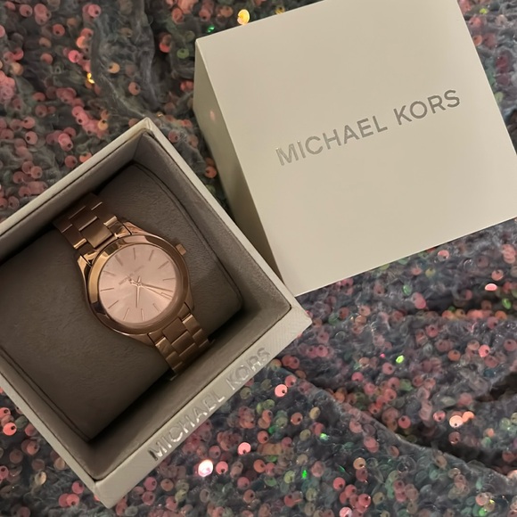 NEW..Michael Kors Runway Rose Gold🥳🥳❌❌ - Picture 3 of 5